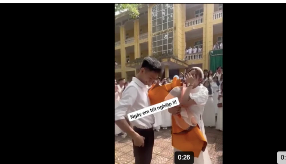 Sự việc diễn ra sau lễ bế giảng năm học 2022-2023 và tri ân, trưởng thành cho học sinh khối 12 của Trường THPT Yên Lạc 2 (Vĩnh Phúc), ngày 25-5. Ảnh: CẮT TỪ CLIP