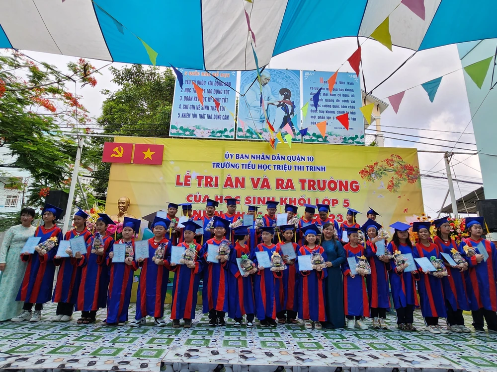 Bà Đỗ Thị Mỹ Hoà, Hiệu trưởng nhà trường gửi lời chúc mừng tới 191 học sinh lớp 5 niên khóa 2018- 2023. "Dù với kết quả học tập như thế nào, có hài lòng hay chưa đạt được kỳ vọng như ba mẹ mong muốn, nhưng với thầy cô các em đã hoàn thành xuất sắc nhiệm vụ học tập và rèn luyện theo đúng phẩm chất và năng lực của mình" - bà Hoà chia sẻ.