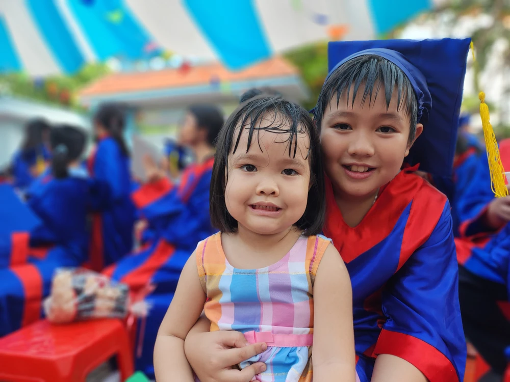 "Lần đầu tiên em được tham dự một buổi lễ ý nghĩa như vậy. Đây là dịp để em có thể bày tỏ tấm lòng của mình đối với thầy cô và ba mẹ. Cảm ơn tất cả" - em Lê Thanh Long nói và cho biết hôm nay em gái cũng tới chúc mừng.