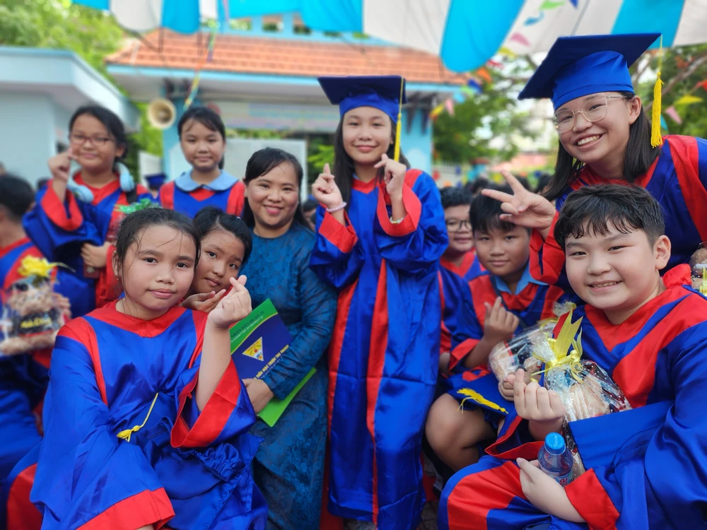 "Cô mong muốn các em hãy mang theo hành trang bước vào ngôi trường THCS là hình ảnh một học sinh của ngôi trường tiểu học hạnh phúc Triệu Thị Trinh, là giá trị của sự tự tin, năng động, sáng tạo nhưng luôn khiêm nhường, biết yêu thương và sẻ chia" - bà Hoà nhắn gửi đến học trò thân yêu và không quên lưu lại khoảnh khắc đẹp bên các em.