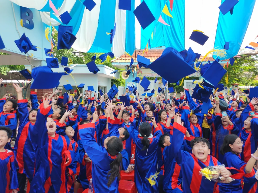 Sau những giây phút đợi chờ, học sinh cười vang, hò hét và tung chiếc mũ cử nhân lên trời để kết thúc một chặng đường đã qua và mở ra một hành trang mới. Tạm biệt Triệu Thị Trinh, ngôi trường dấu yêu.