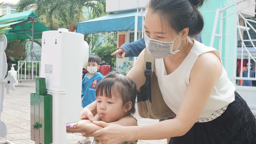 Các bé Trường Mầm non Hạnh Thông Tây, quận Gò Vấp rửa tay trước khi vào lớp. Ảnh: NGUYỄN QUYÊN