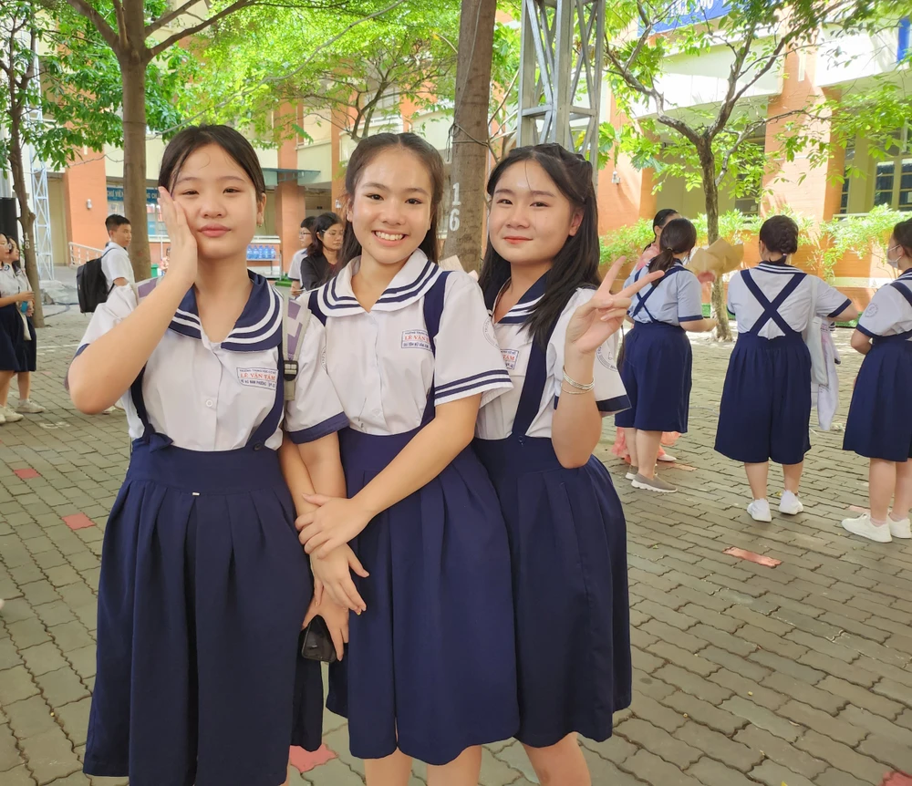 Các em chụp ảnh cùng nhau.