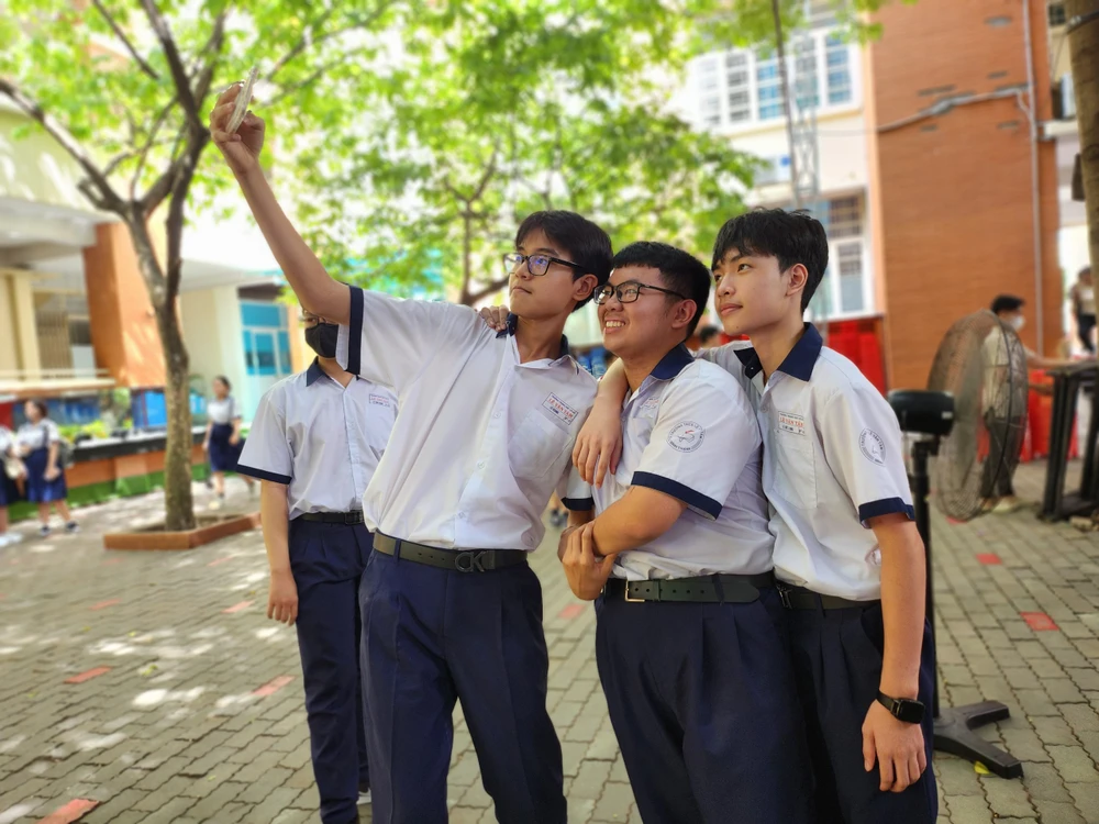 ghi lại khoảnh khắc bên bạn bè...