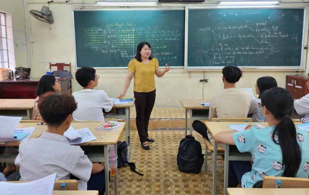 Cô Nguyễn Thị Huyền Trang, giáo viên Trường THCS Trần Quang Khải nhắn gửi HS hãy luôn bình tĩnh, tự tin trong kỳ thi sắp tới. Ảnh: NGUYỄN QUYÊN