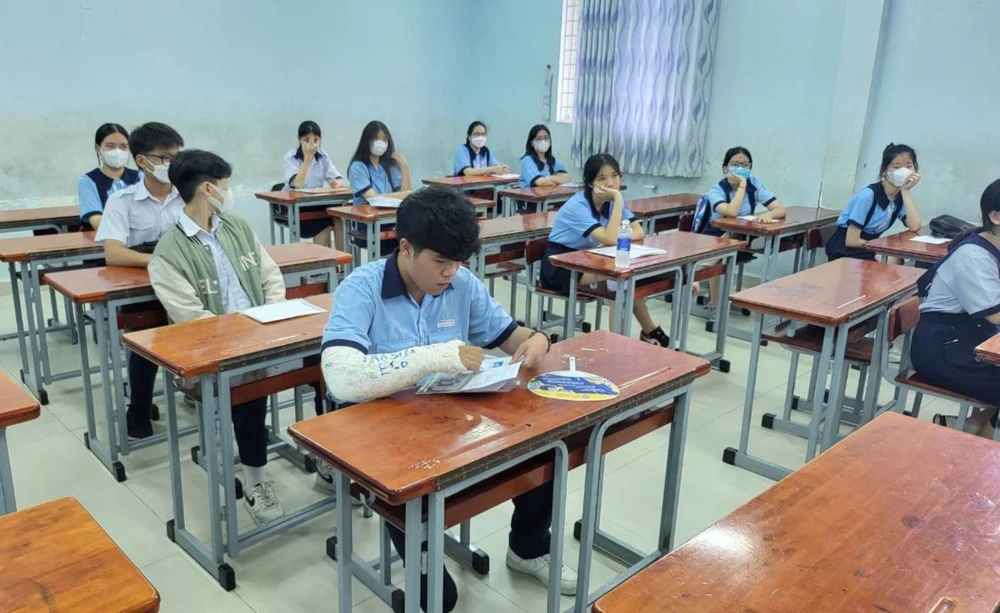 Em Nguyễn Vạn Thành, học sinh Trường THCS Lê Lợi, quận 3 bị gãy tay phải sẽ được cán bộ coi thi viết hộ trong kỳ thi sắp tới. Ảnh: VD