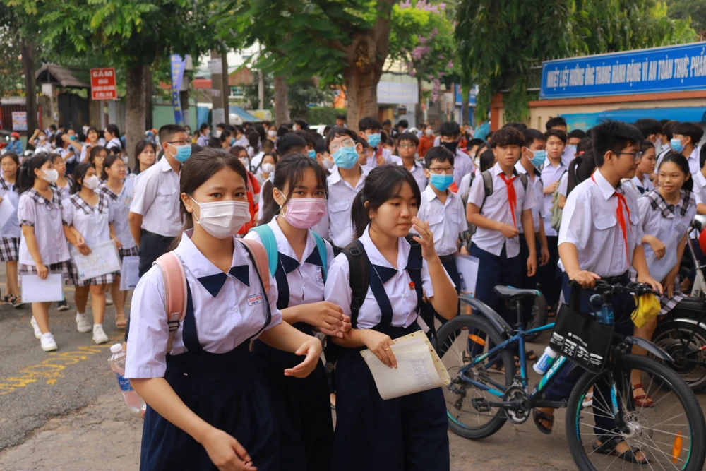 Đa phần các em đều cảm thấy khó lo lắng trước kỳ thi quan trọng vào ngày mai. Ảnh: VÕ THƠ