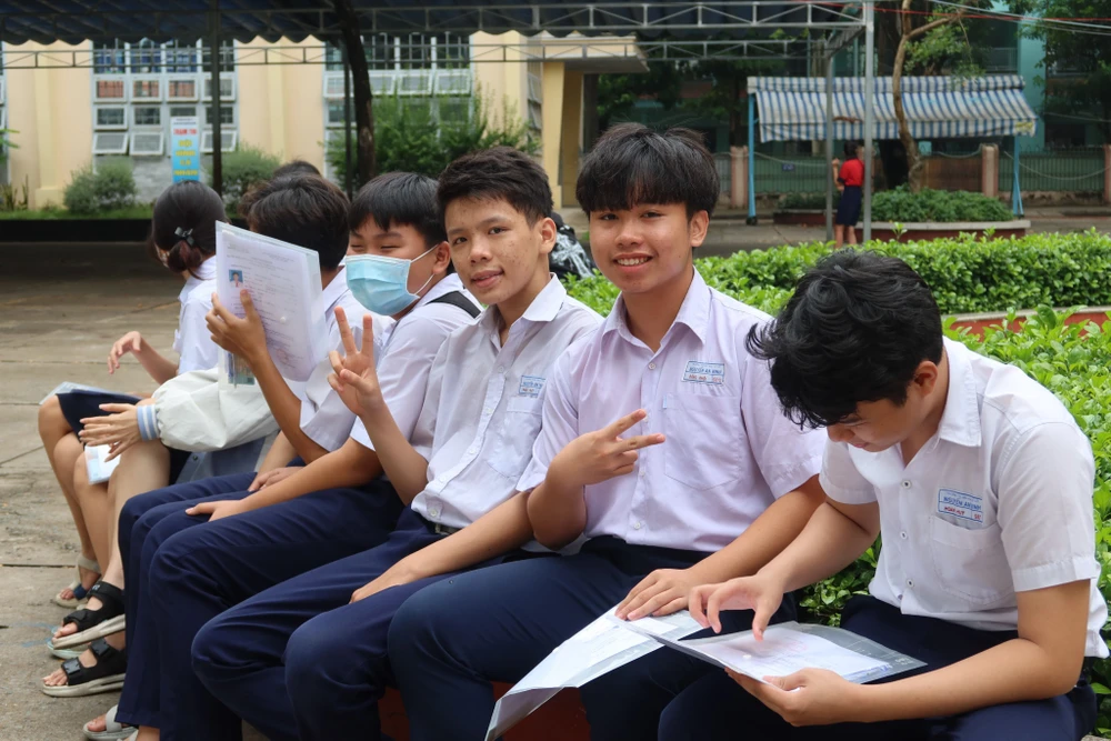 Thí sinh thoải mái trong ngày làm thủ tục thi. Ảnh: TRẦN MINH