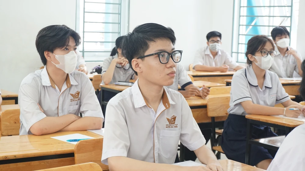 Thí sinh lắng nghe quy chế thi. Ảnh: NGUYỄN QUYÊN