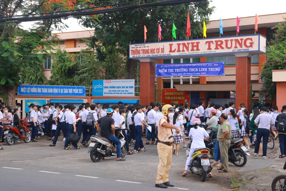 Thí sinh làm thủ tục dự thi vào lớp 10 tại điểm thi THCS Linh Trung. Ảnh: VÕ THƠ