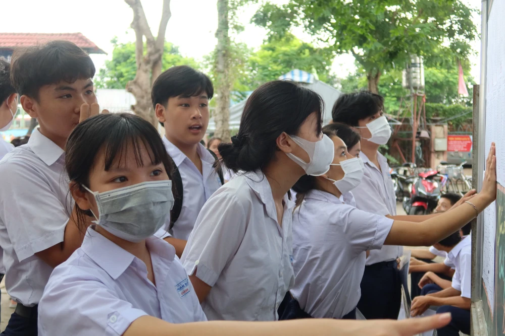 Thí sinh xem danh sách phòng thi. Ảnh: TRẦN MINH