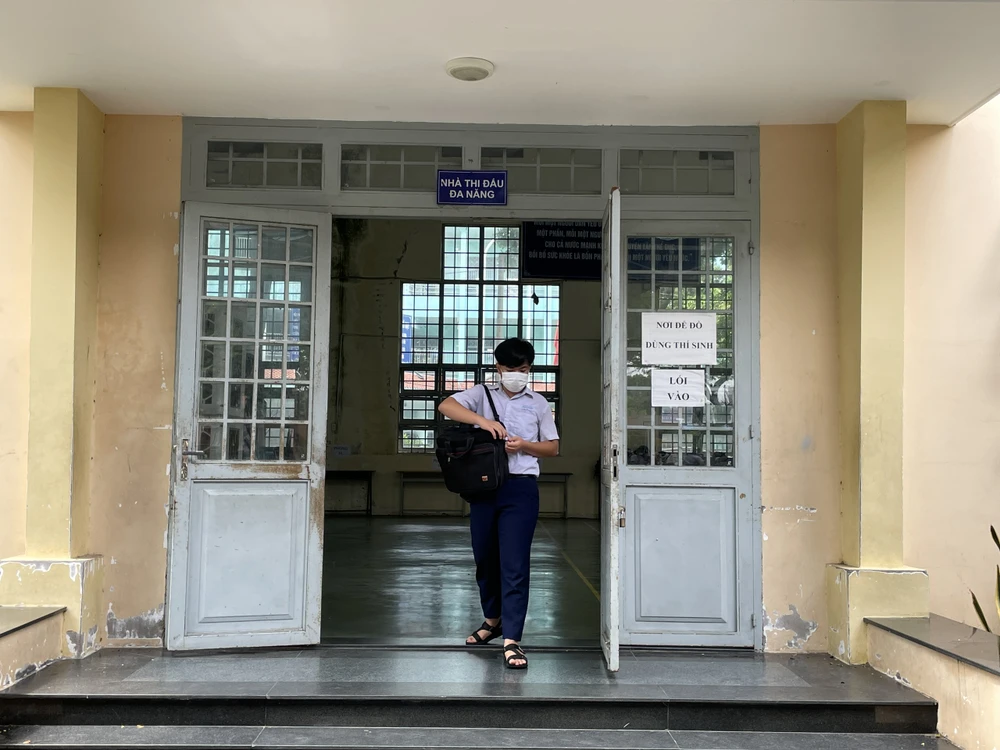 Điểm thi THCS Nguyễn An Ninh bố trí một khu vực để thí sinh gửi đồ. Ảnh: TRẦN MINH