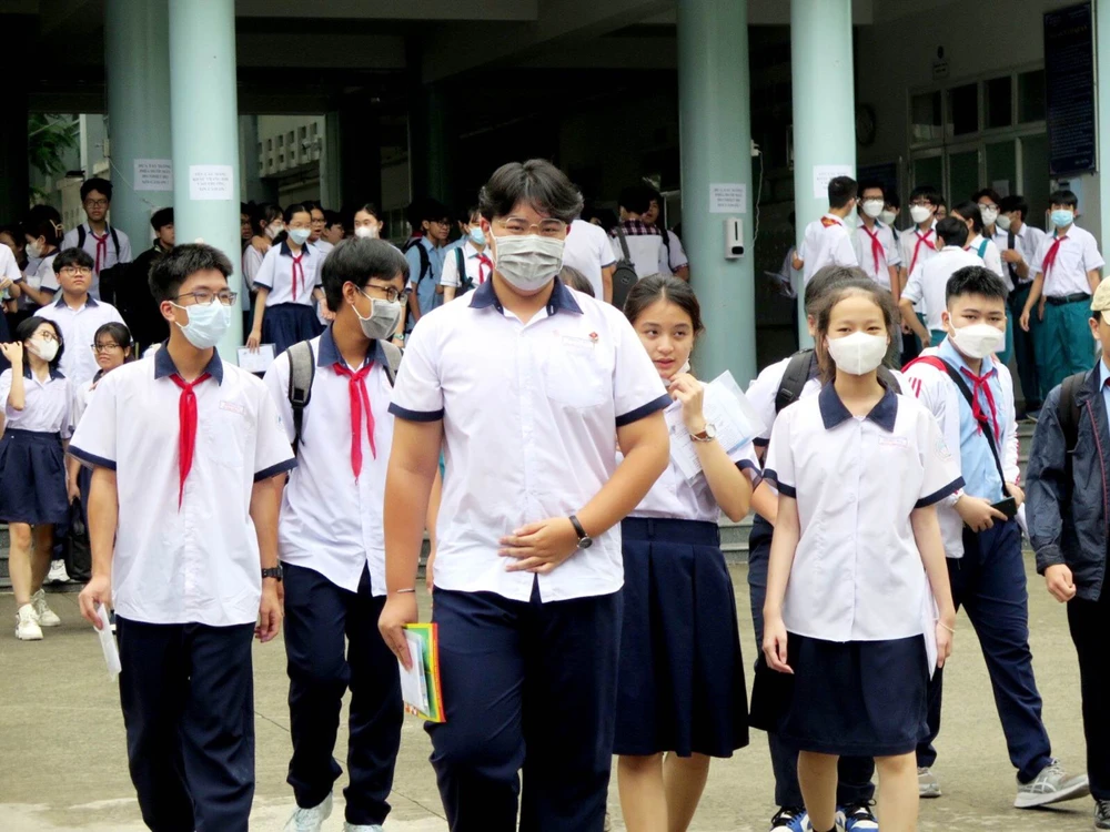 Thí sinh rời phòng thi sau khi kết thúc bài làm môn văn. Ảnh: PHẠM ANH