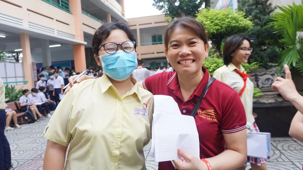 Những cái ôm thật chặt và lời chúc may mắn. Ảnh: NGUYỄN QUYÊN