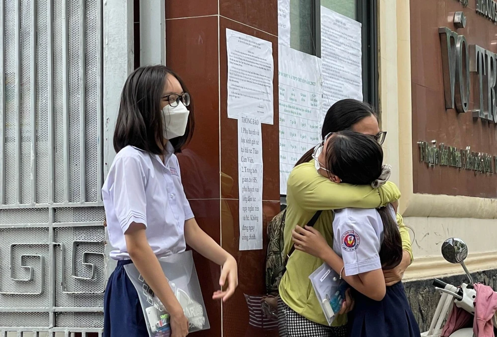 Ôm con thật chặt. Ảnh: TRẦN MINH