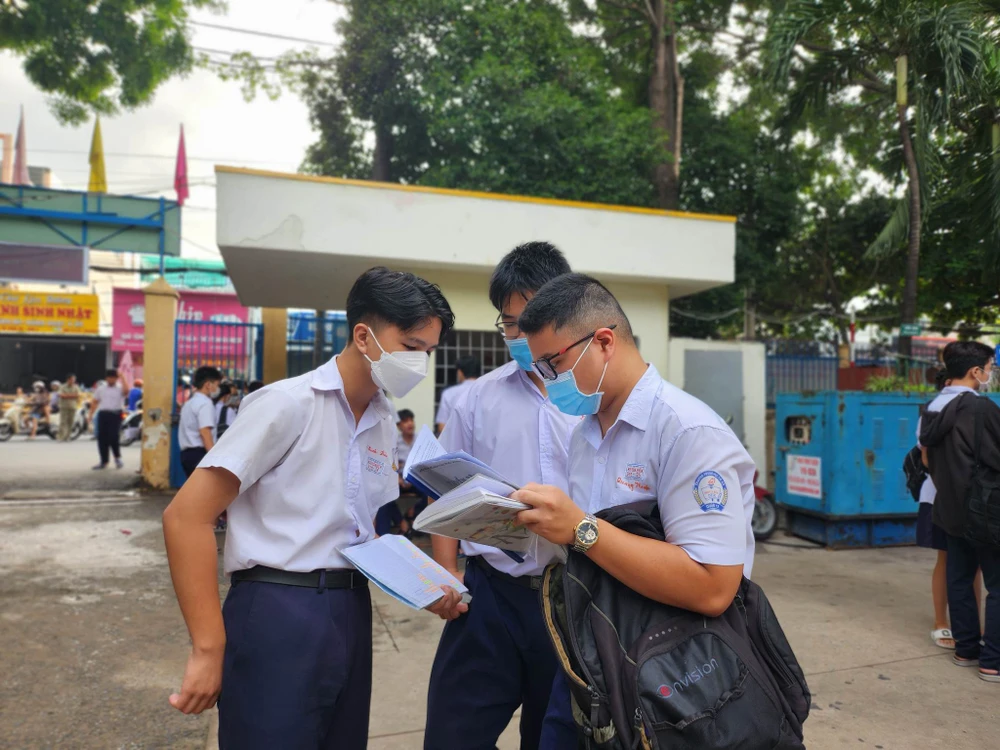 Học sinh xem lại bài tại điểm thi Trường THCS Trần Quang Khải, quận 12. Ảnh: NGUYỄN QUYÊN