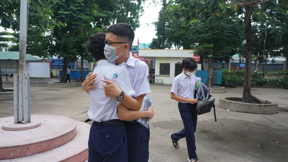 Hai thí sinh chúc nhau thi tốt. Ảnh: NGUYỄN QUYÊN