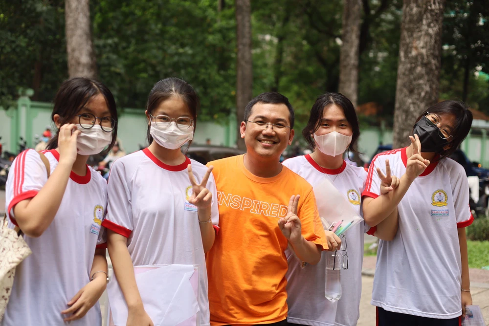 Thầy Lê Minh Kim Long, Phó Hiệu trưởng Trường THCS Gò Vấp, quận Gò Vấp chụp hình cùng học trò trước giờ thi. Ảnh: TRẦN MINH
