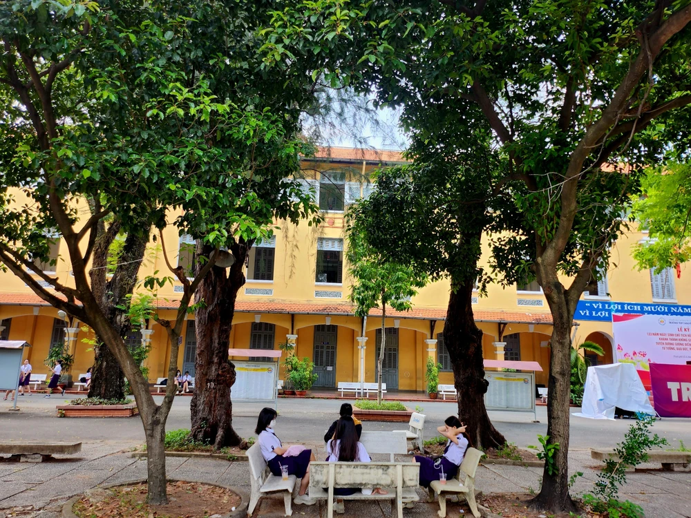 Hay tranh thủ ôn bài trước mùa thi.