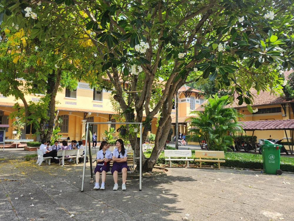 Học trò thư giãn sau những giờ học căng thẳng.