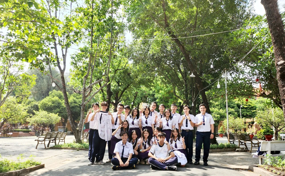 Học sinh cuối cấp viết vội dòng lưu bút, ghi lại khoảnh khắc bên nhau trước khi rời xa mái trường Minh Khai yêu dấu.