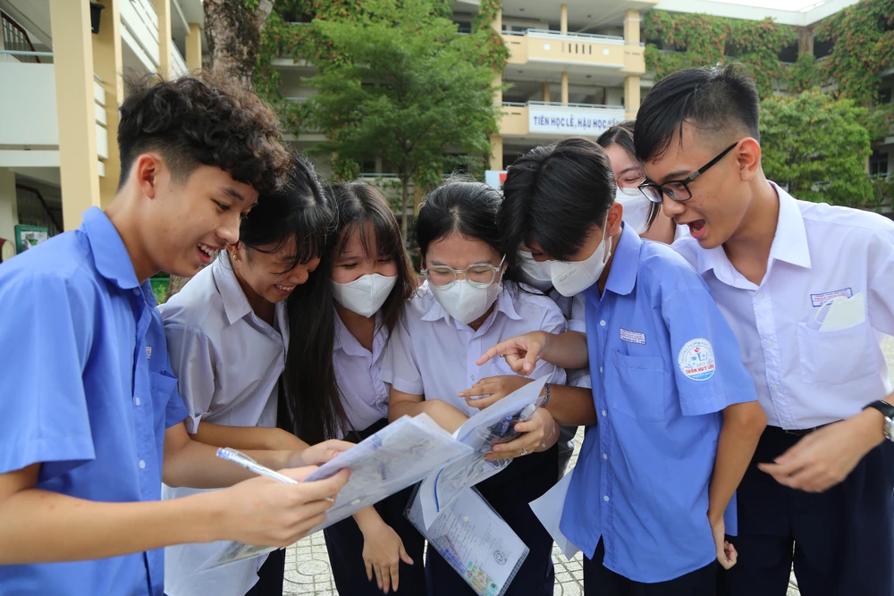 Thí sinh tham dự kỳ thi tuyển sinh vào lớp 10 tại TP.HCM. Ảnh: TRƯỜNG GIANG