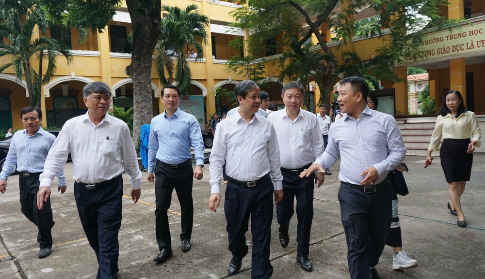 Bộ trưởng Bộ GD&ĐT Nguyễn Kim Sơn (thứ 4 từ phải qua) cùng đoàn công tác khảo sát điểm thi tốt nghiệp tại Trường THPT Trưng Vương (quận 1, TP.HCM). Ảnh: NGUYỄN QUYÊN Bộ trưởng Bộ GD&ĐT Nguyễn Kim Sơn (thứ 4 từ phải qua) cùng đoàn công tác khảo sát điểm thi tốt nghiệp tại Trường THPT Trưng Vương (quận 1, TP.HCM). Ảnh: NGUYỄN QUYÊN