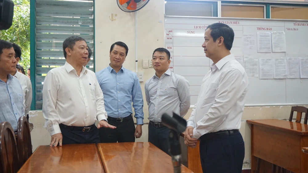 Phó Chủ tịch UBND TP.HCM Dương Anh Đức (thứ 2 trái qua) trao đổi với Bộ trưởng Bộ GD&ĐT Nguyễn Kim Sơn (bìa phải). Ảnh: NGUYỄN QUYÊN Phó Chủ tịch UBND TP.HCM Dương Anh Đức (thứ 2 trái qua) trao đổi với Bộ trưởng Bộ GD&ĐT Nguyễn Kim Sơn (bìa phải). Ảnh: NGUYỄN QUYÊN