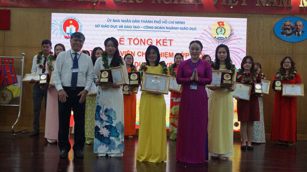 Ông Nguyễn Văn Hiếu, Giám đốc Sở GD&amp;ĐT TP.HCM tặng bằng khen cho các giáo viên đạt giải. Ảnh: NGUYỄN QUYÊN