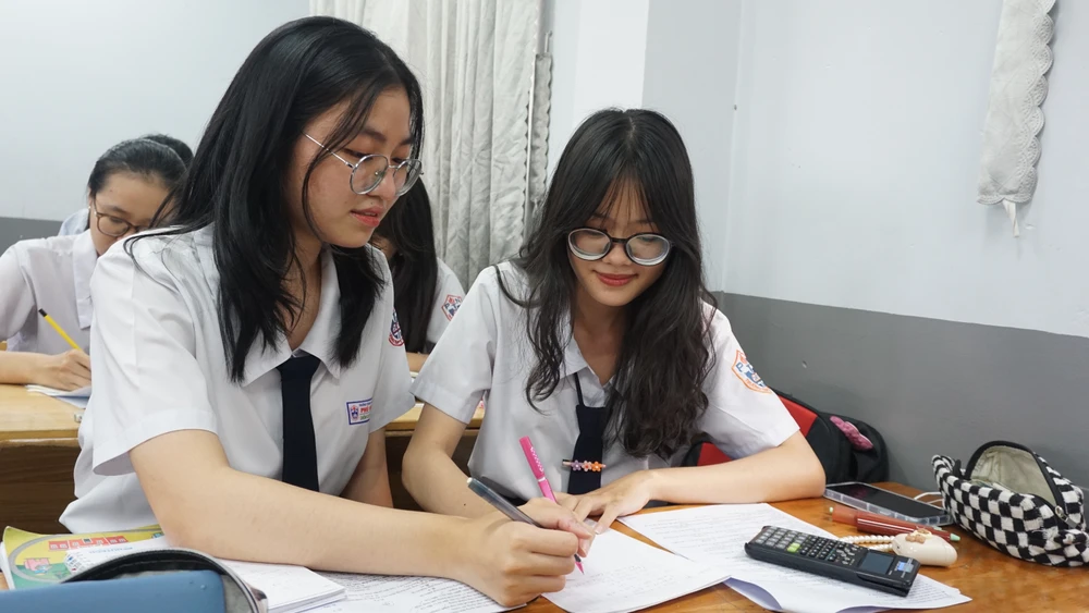 Học sinh Trường THPT Phú Nhuận, TP.HCM trong 1 tiết học. Ảnh: NGUYỄN QUYÊN