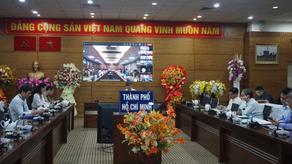 Hội nghị được tổ chức trực tuyến tại 63 tỉnh/thành. Đầu cầu TP.HCM được đặt tại trụ sở Sở GD&amp;ĐT TP.HCM. Ảnh: NGUYỄN QUYÊN