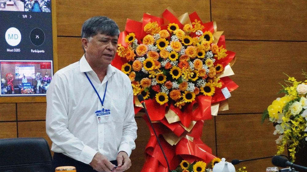 Giám đốc Sở GD&amp;ĐT TP.HCM Nguyễn Văn Hiếu phát biểu tại hội nghị sáng nay. Ảnh: NGUYỄN QUYÊN