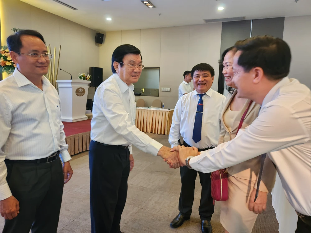 Nguyên Chủ tịch nước Trương Tấn Sang (thứ 2 từ trái qua) trò chuyện với các nhà tài trợ của chương trình "Điểm trường vượt lũ". Ảnh: NGUYỄN QUYÊN Nguyên Chủ tịch nước Trương Tấn Sang (thứ 2 từ trái qua) trò chuyện với các nhà tài trợ của chương trình "Điểm trường vượt lũ". Ảnh: NGUYỄN QUYÊN