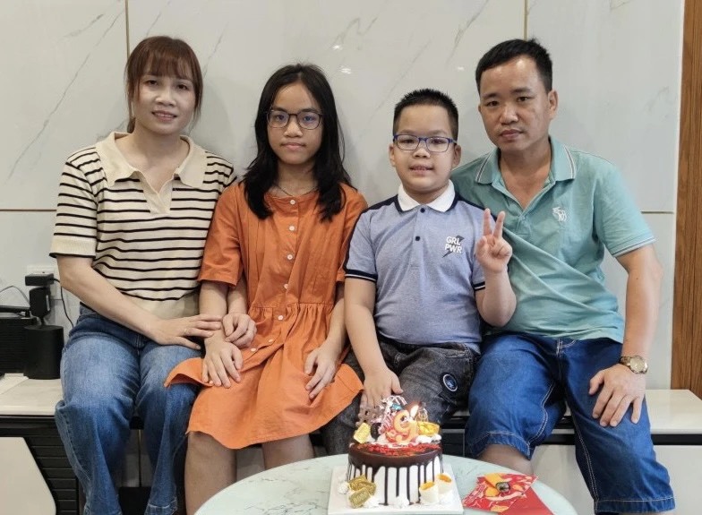 Vũ Ngọc Bích cùng ba mẹ và em trai. Ảnh: GĐCC