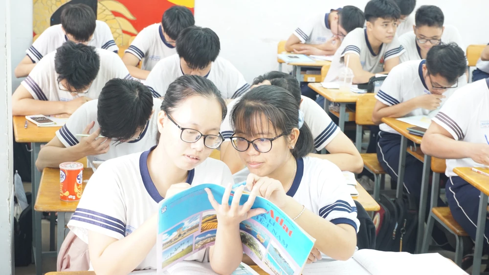 Học sinh lớp 12 Trường THPT Nguyễn Hữu Cầu, huyện Hóc Môn trong 1 giờ ôn tập. Ảnh: NGUYỄN QUYÊN Học sinh lớp 12 Trường THPT Nguyễn Hữu Cầu, huyện Hóc Môn trong 1 giờ ôn tập. Ảnh: NGUYỄN QUYÊN