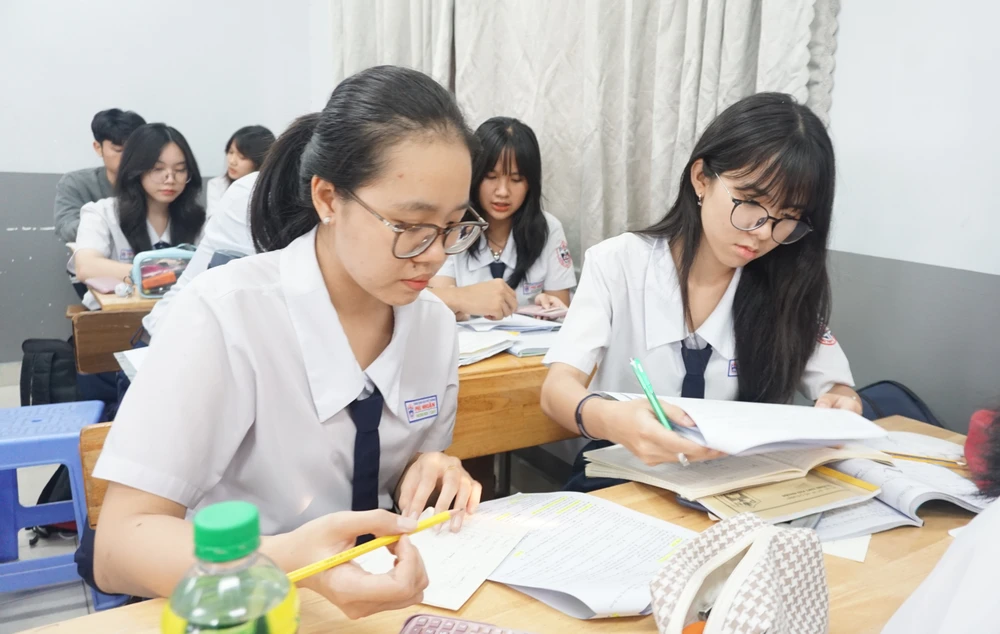 Học sinh lớp 12 Trường THPT Phú Nhuận trong 1 giờ học. Ảnh: NGUYỄN QUYÊN