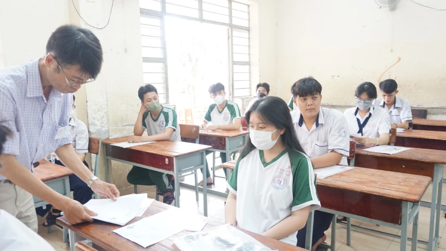 Thí sinh làm thủ tục dự thi tốt nghiệp tại điểm thi Trường THPT An Lạc, quận Bình Tân. Ảnh: NGUYỄN QUYÊN