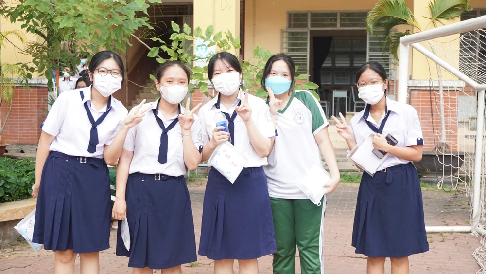 Thu Hà (ở giữa) cùng các bạn của mình trong giờ làm thủ tục thi. Ảnh: NGUYỄN QUYÊN