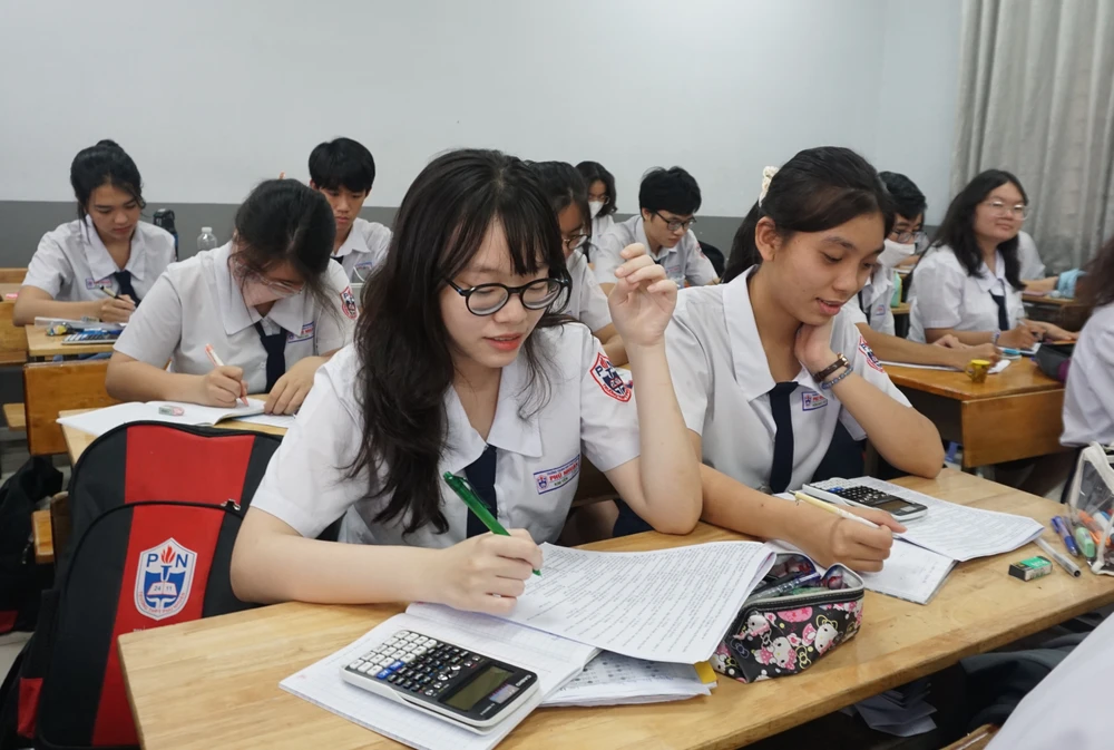 Học sinh lớp 12 Trường THPT Phú Nhuận trong 1 tiết học. Ảnh: NGUYỄN QUYÊN