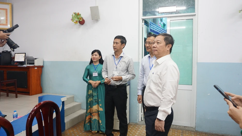 Phó chủ tịch UBND TP.HCM Dương Anh Đức kiểm tra thi tại điểm thi Trường THCS Lê Lợi, quận 3. Ảnh: NGUYỄN QUYÊN