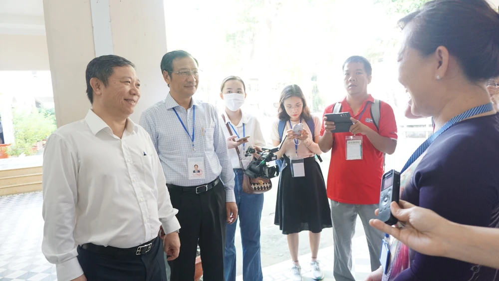 Phó Chủ tịch UBND TP.HCM trao đổi với Trưởng điểm thi Trường THPT Lê Quý Đôn, quận 3. Ảnh: NGUYỄN QUYÊN