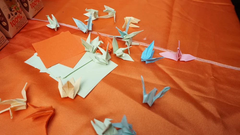 Sinh viên gấp hạc tặng sĩ tử