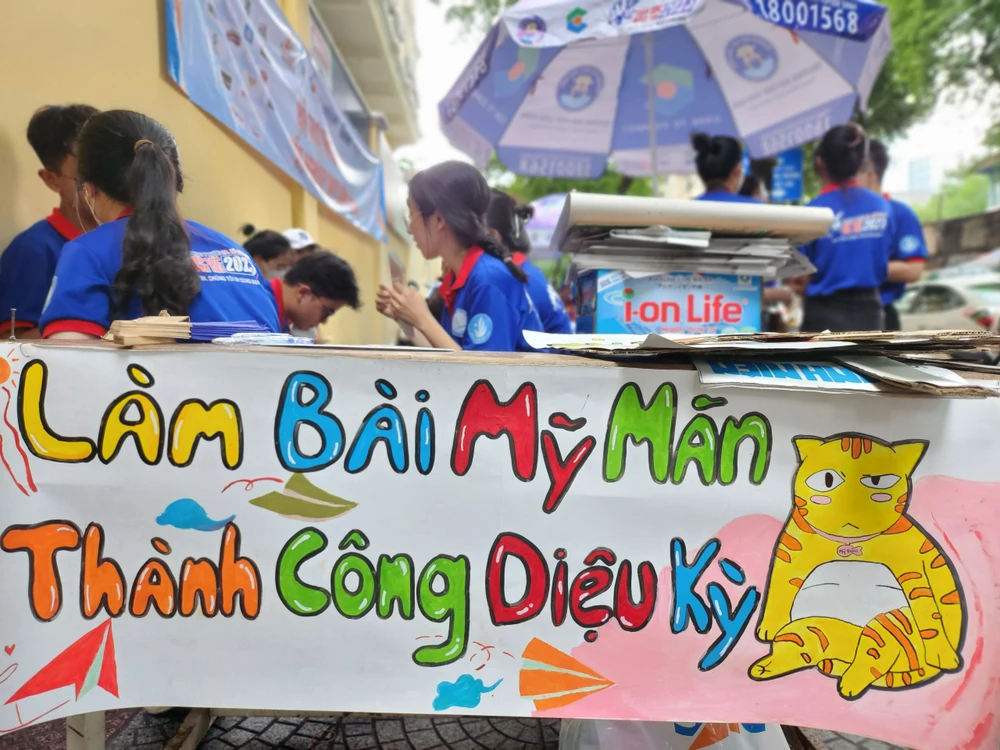 Câu slogan được các bạn thiết kế với hình con mèo Mỹ Diệu đang nỏi tiếng trên tiktok