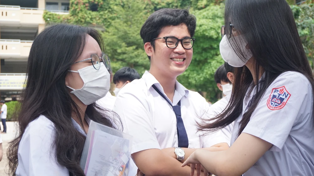 Thí sinh tươi cười sau khi kết thúc bài thi tổ hợp. Ảnh: NGUYỄN QUYÊN