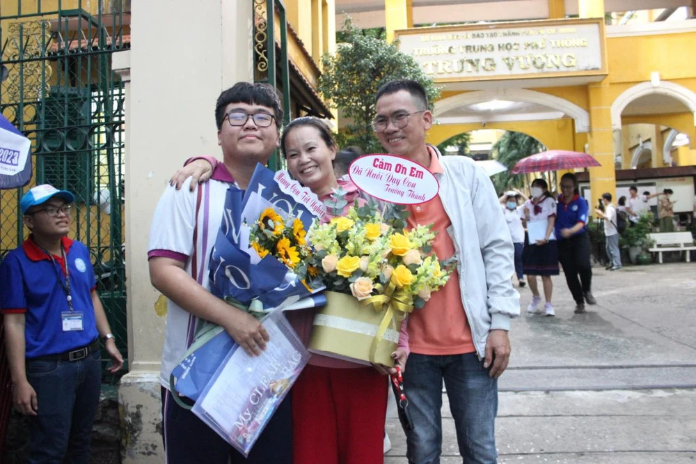 Chị Võ Thị Cẩm Hồng hạnh phúc cùng chồng và con trai. Ảnh: MQ Chị Võ Thị Cẩm Hồng hạnh phúc cùng chồng và con trai. Ảnh: MQ