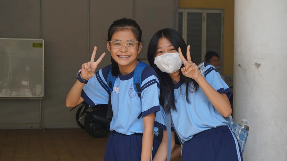 Các em tươi cười rạng rỡ vì đã làm bài hết khả năng của mình.