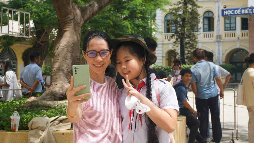 Lê Gia Nghi cùng mẹ lưu lại khoảnh khắc sau giờ khảo sát.