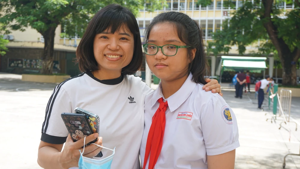 Ánh Nguyệt bên mẹ sau giờ khảo sát.