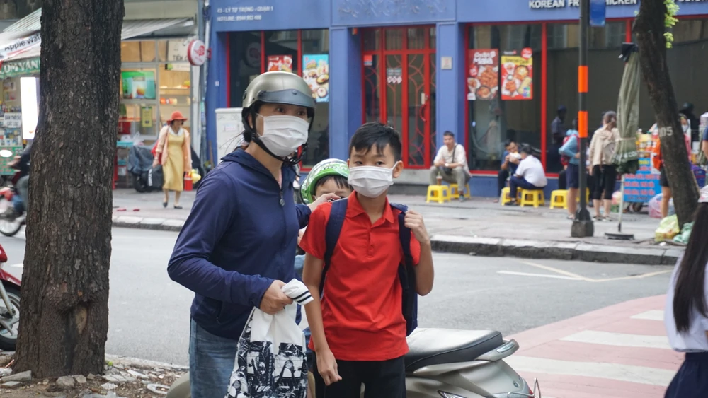 Sáng 4-7, kỳ khảo sát vào lớp 6 Trường THPT chuyên Trần Đại Nghĩa diễn ra tại 7 điểm. Tại Trường THPT chuyên Trần Đại Nghĩa, từ 6 giờ sáng nhiều phụ huynh đã đưa con tới điểm thi.