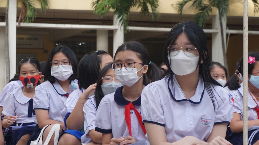 Trước giờ thi khảo sát, tâm trạng các sĩ tử khá hồi hộp dù trong thời gian qua theo chia sẻ của nhiều em đã ôn tập rất kỹ, có những em luyện từ lớp 3.